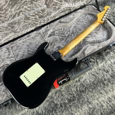 Fender Limited Edition Vintera II Road Worn 60s Stratocaster Maple Fingerboard Black_7