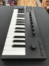 NATIVE INSTRUMENTS KOMPLETE KONTROL M32_5