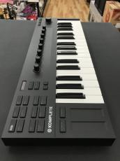 NATIVE INSTRUMENTS KOMPLETE KONTROL M32_6