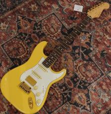 Fender Erino Yumiki Stratocaster, Rosewood Fingerboard, Yellow Pearl 弓木英梨乃シグネイチャー_2