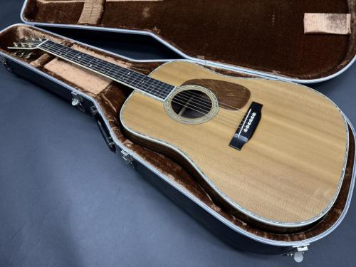 Martin D-45 Custom 1985年製 / Solid Spruce Top・Solid Rosewood Side and Back・Vertical Logo・Solid Abalone Trim・Mahogany 1P-Neck・Style D-45 Snow Flakes Inlay・Ebony Fingerboard and Bridge・Long Saddle