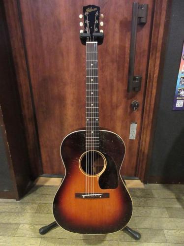 Gibson 1946 LG-2 "Script Logo"