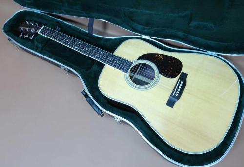 Martin D-35 Standard / Grover Peg・Old Style Decal Logo・Solid Spruce Top・Solid Indian Rosewood Side and Back・Ebony Fingerboard and Bridge White Antique Binding・Tortoise Color Pick-guard 【With Original Case】20