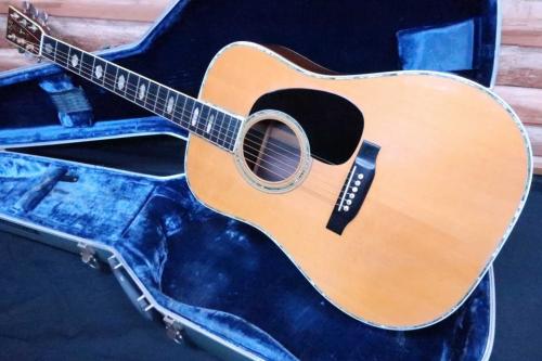 Martin D-45 / Vertical Logo・Original Grover Gold Peg・Solid Abalone Trim & Rosette・German Spruce Top・Rosewood Side and Back・Mahogany Neck・Square Rod・Non-Scalloped X Brace【With Original Blue Hard Case】   1974年
