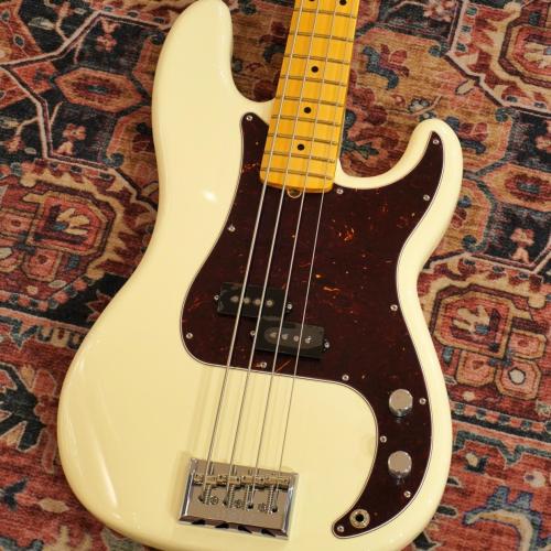 Fender American Professional Precision Bass, Maple Fingerboard, Olympic White