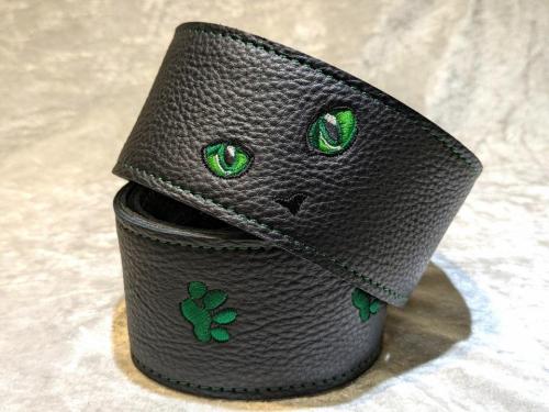 Grande uomo 【特注】黒ねこ刺繡ストラップ 足跡Verエメラルドカラー 