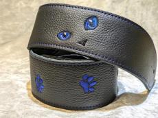 Grande uomo 【特注】黒ねこ刺繡ストラップ 足跡Verサファイアカラー 