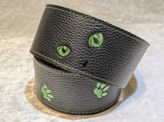 Grande uomo 【特注】黒ねこ刺繡ストラップ 足跡Verペリドットカラー 