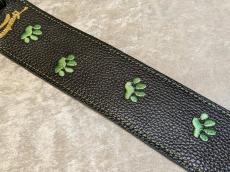 Grande uomo 【特注】黒ねこ刺繡ストラップ 足跡Verペリドットカラー _4
