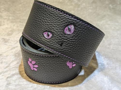 Grande uomo 【特注】黒ねこ刺繡ストラップ 足跡Verタンザナイトカラー 