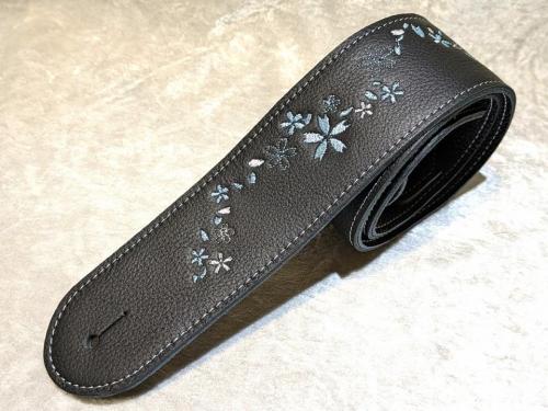 Grande uomo 雪桜刺繡ストラップ ブラックレザー