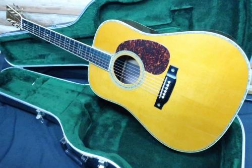 Martin D-42 / Vertical Logo・Abalone Trim and Rosette and Bridge Inly・Ebony Fingerboard and Bridge・Mahogany Neck・Solid Spruce Top・Solid Rose Side and Back・L.R.Baggs Pickup【With Original Hard Case】2001年製