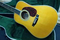 Martin D-42 / Vertical Logo・Abalone Trim and Rosette and Bridge Inly・Ebony Fingerboard and Bridge・Mahogany Neck・Solid Spruce Top・Solid Rose Side and Back・L.R.Baggs Pickup【With Original Hard Case】2001年製_2