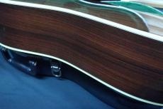 Martin D-42 / Vertical Logo・Abalone Trim and Rosette and Bridge Inly・Ebony Fingerboard and Bridge・Mahogany Neck・Solid Spruce Top・Solid Rose Side and Back・L.R.Baggs Pickup【With Original Hard Case】2001年製_4