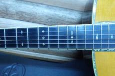 Martin D-42 / Vertical Logo・Abalone Trim and Rosette and Bridge Inly・Ebony Fingerboard and Bridge・Mahogany Neck・Solid Spruce Top・Solid Rose Side and Back・L.R.Baggs Pickup【With Original Hard Case】2001年製_9