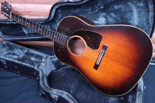 Gibson J-45 / Tapered Head・Script Logo・Schaller(Change)・Jacaranda Fingerboard & Rectangular Bridge・Long Saddle・Teardrop Pick-guard・Spruce top・Mahogany Side and Back・Width at Nut 45mm【With Hard Case 】1946年頃製