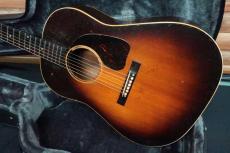 Gibson J-45 / Tapered Head・Script Logo・Schaller(Change)・Jacaranda Fingerboard & Rectangular Bridge・Long Saddle・Teardrop Pick-guard・Spruce top・Mahogany Side and Back・Width at Nut 45mm【With Hard Case 】1946年頃製_2