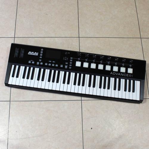 AKAI Advance 61