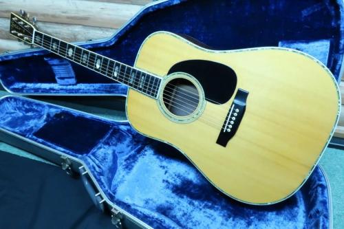 Martin D-45 / Vertical Logo・Original Grover Gold Peg・Solid Abalone Trim & Rosette・German Spruce Top・Rosewood Side and Back・Mahogany Neck・Square Rod・Non-Scalloped X Brace【With Original Blue Hard Case】   1974年