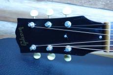 Gibson 1960s J-45 Wine Red / Round Shoulder・Solid Spruce Top・Solid Mahogany Side and Back・Adjustable Bridge・White Large Pick guard 【With Original Hard Case】  2003年製_7