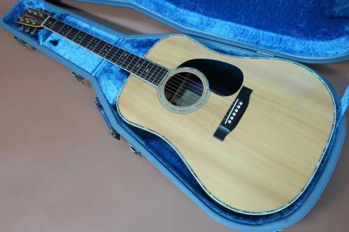 Cat's Eyes CE-2500 / Torch Inlay・U.S.A Grover 102G Peg・Solid Ezo Spruce Top・Solid Jacaranda Side and Back・ Snowflakes Cat’s Eye Inlay・D-45 Style Abalone Trim and Rosette・Under Finish Pick guard 【With Original Bl