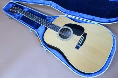 Martin D-35 / Old Style Decal Logo ・Original Grover Peg・Solid Spruce Top・Solid Rosewood Side and Back・Side and Back・One-piece Mahogany Neck・Ebony Fingerboard and Bridge 【With Original Blue Case 】1974年製
