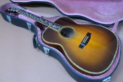 The Kasuga 000-45 Style Tree of Life Custom / Solid Spruce Top・Solid Jacaranda Side and Back・Solid Abalone Trim and Rosette・Tree of Life Inlay・Ebony Fingerboard・Non -Pick guard・Shade Top【With Sigma Guitar Martin