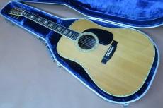 Martin D-45 / Vertical Logo・Solid Spruce Top・Solid Rosewood Side and Back・Solid Abalone Trim & Rosette・Hexagon Inlay・Solid Mahogany Neck and Square Rod・Ebony Fingerboard and Bridge・ Width at Nut 42.9mm 【With