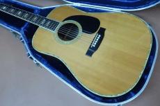 Martin D-45 / Vertical Logo・Solid Spruce Top・Solid Rosewood Side and Back・Solid Abalone Trim & Rosette・Hexagon Inlay・Solid Mahogany Neck and Square Rod・Ebony Fingerboard and Bridge・ Width at Nut 42.9mm 【With_2