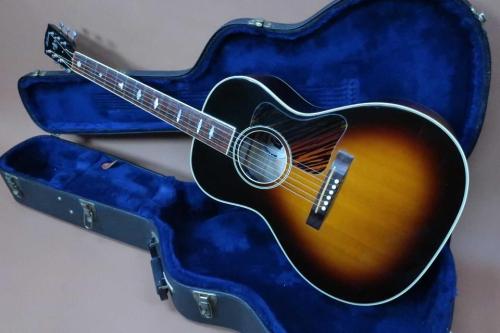 Gibson Custom Shop Nick Lucas RE-ISSUE / Script Logo・Original peg・Solid Spruce Top・Solid Figured Maple Side and Back・Rectangular Bridge and Long Saddle・Fire stripe Pick-guard【With Original Hard Case】1998年製