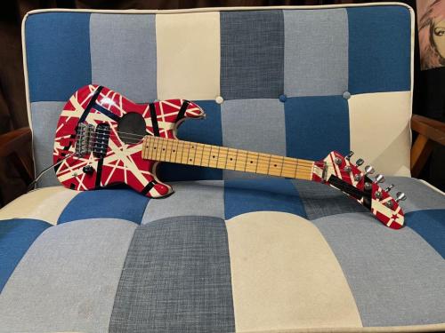 NO BRAND アンプ内蔵ミニギター"5150"