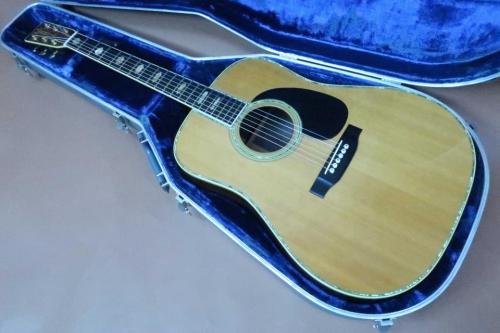 Martin D-45 / Vertical Logo・Solid Spruce Top・Solid Rosewood Side and Back・Solid Abalone Trim & Rosette・Hexagon Inlay・Solid Mahogany Neck and Square Rod・Ebony Fingerboard and Bridge・ Width at Nut 42.9mm 【With