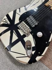 EVH Striped Series '78 Eruption White w/Black Stripes Relic_4